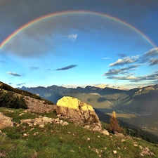 Meadow, Mountains, boulders, Przebijające, luminosity, Great Rainbows, sun, flash, ligh