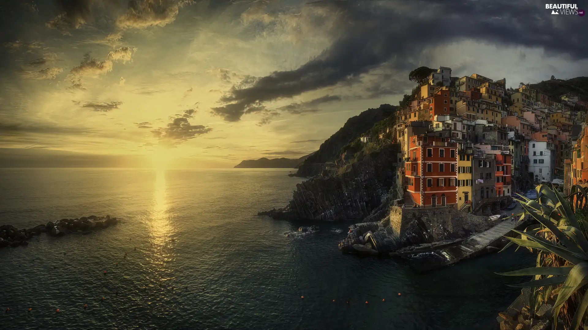 Ligurian Sea, Province of La Spezia, Houses, Riomaggiore, Italy, color, Great Sunsets