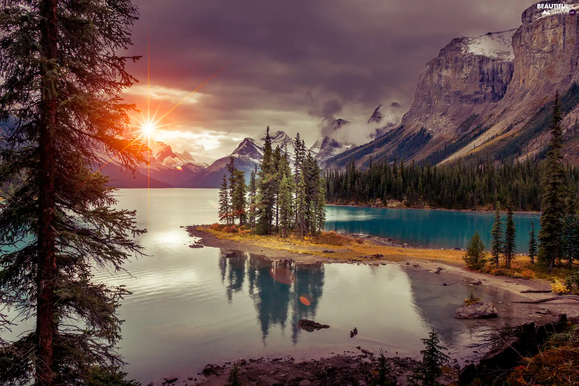 Maligne Lake, Jasper National Park, trees, Spirit Island, clouds, Canada, Alberta, rays of the Sun, Mountains, Great Sunsets, viewes