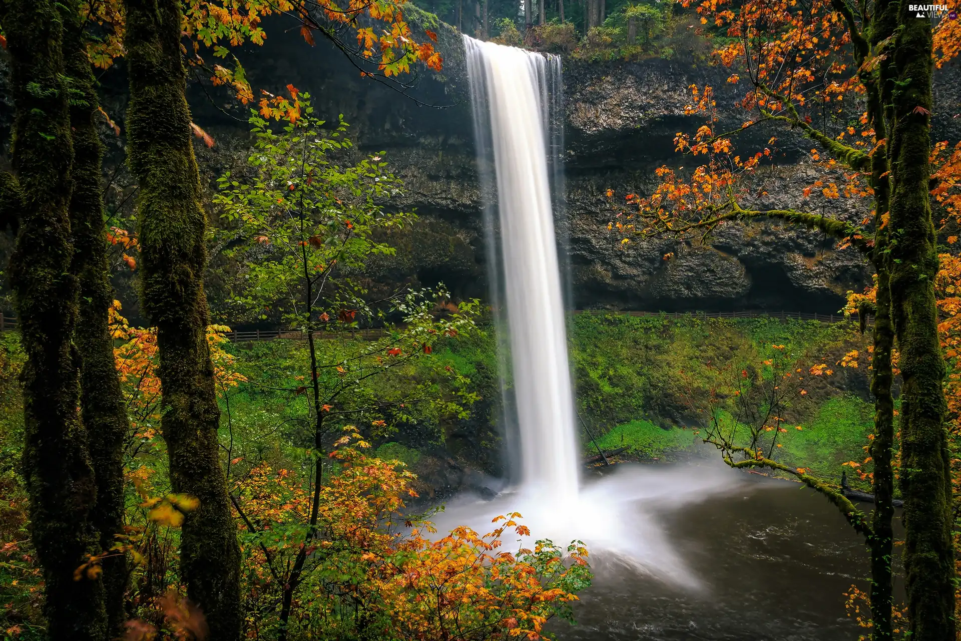 Silver Falls State Park, Waterfall South Falls, State of Oregon, The United States, autumn, Rocks