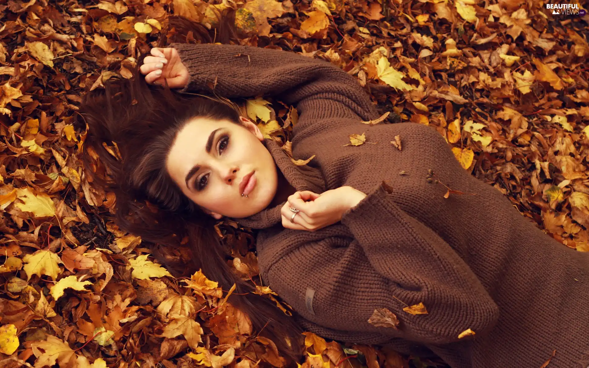 Autumn Women Leaf Beautiful Views Wallpapers 1920x1200