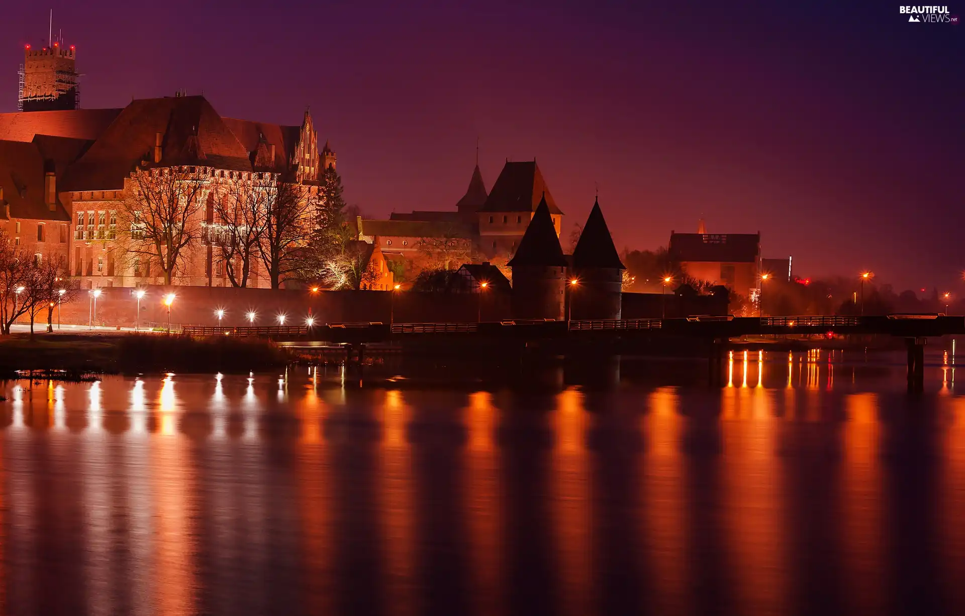 castle-night-river-poland-nogat-malbork