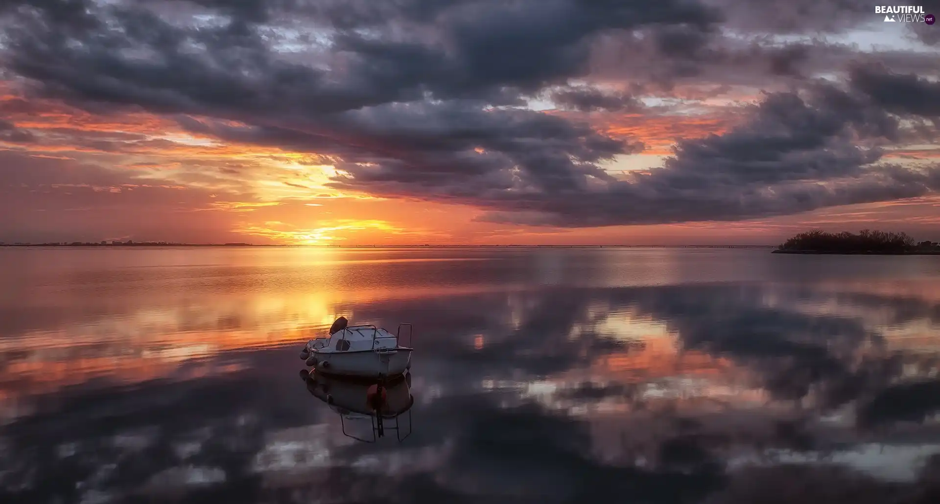 Great Sunsets, lake, Motor boat, clouds