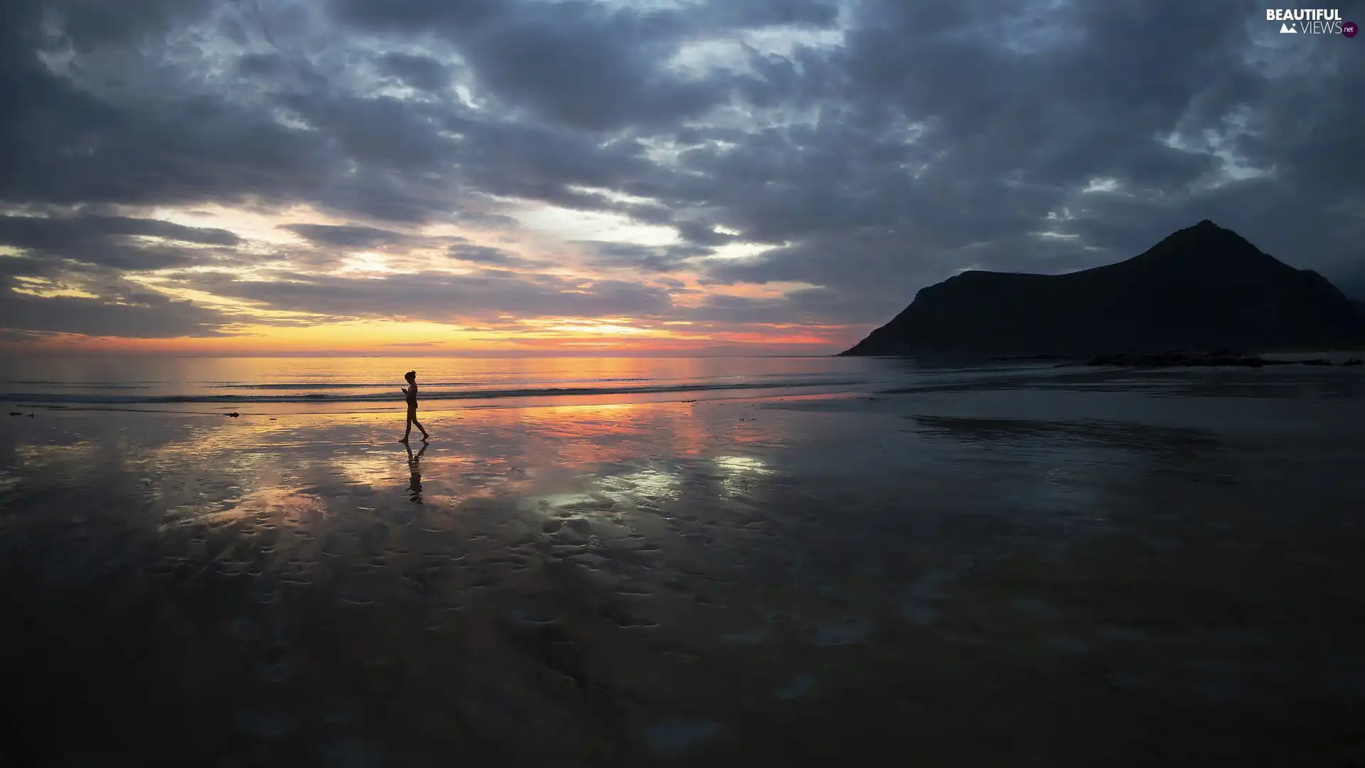 Mountains, clouds, Norway, Great Sunsets, Flakstad, Beaches, sea, girl