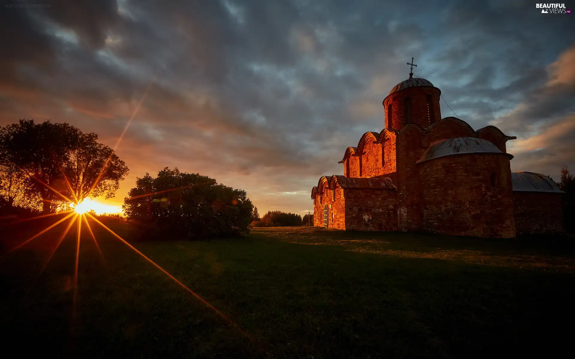 Cerkiew, viewes, rays of the Sun, trees