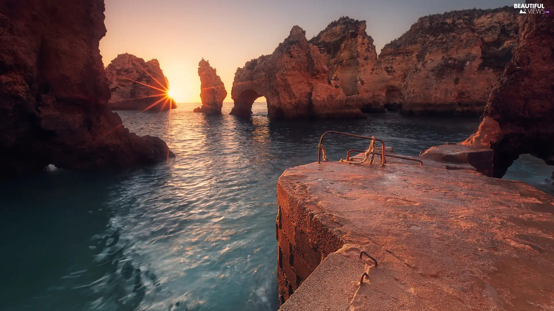 Ponta da Piedade Headland, Portugal, rocks, rays of the Sun, sea