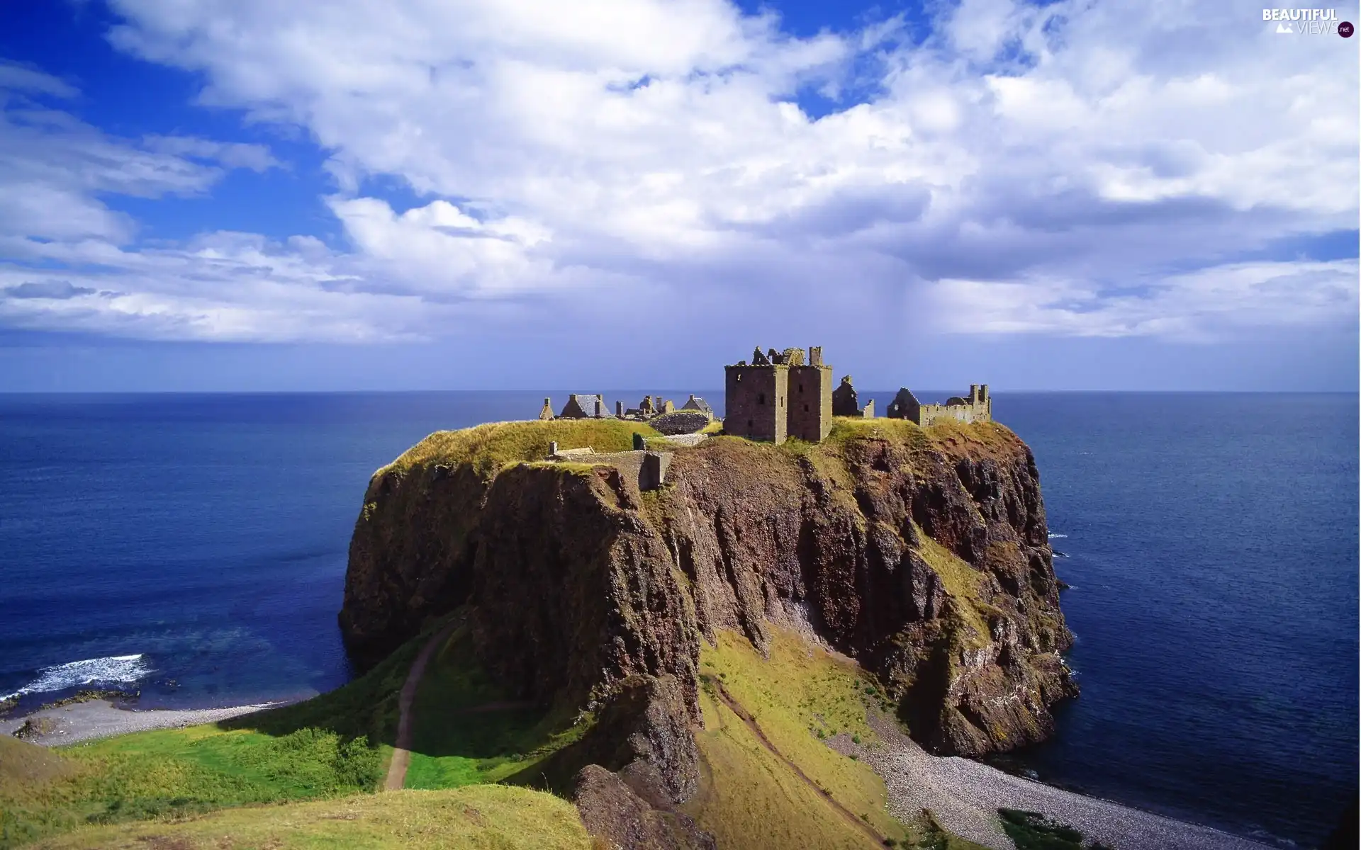 Sky, mountains, ruins, sea