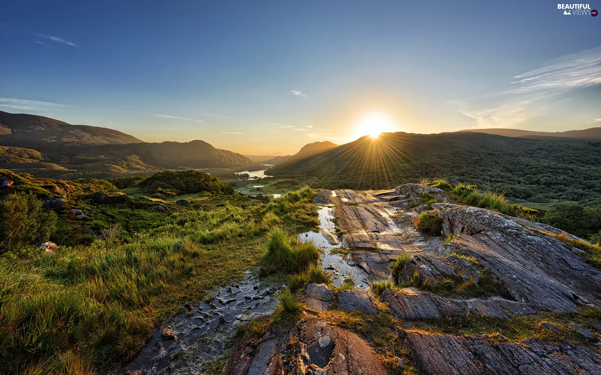 Killarney National Park, Ireland, Sunrise, rays of the Sun, viewes, grass, Rocks, trees, Mountains