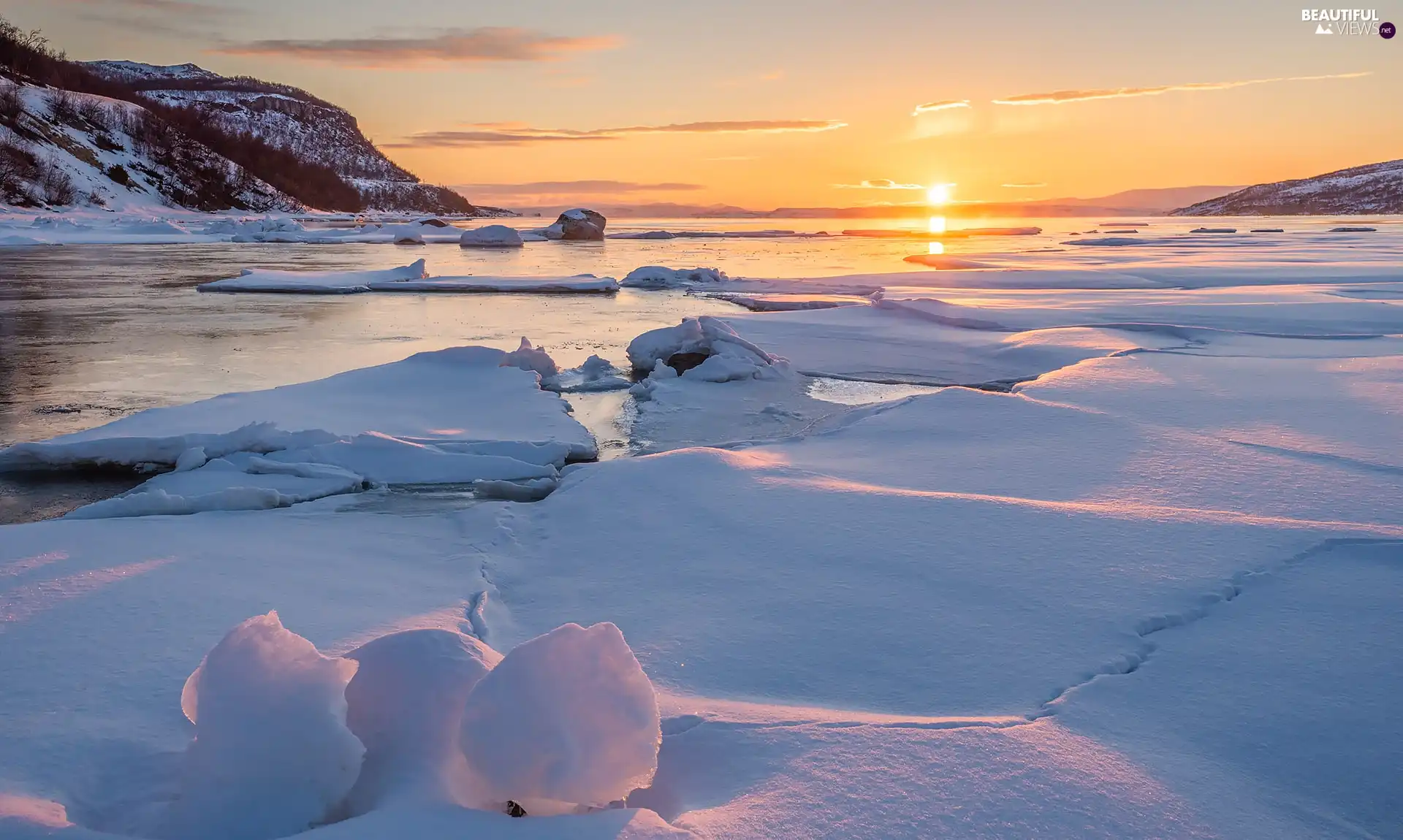 Sunrise, sea, winter