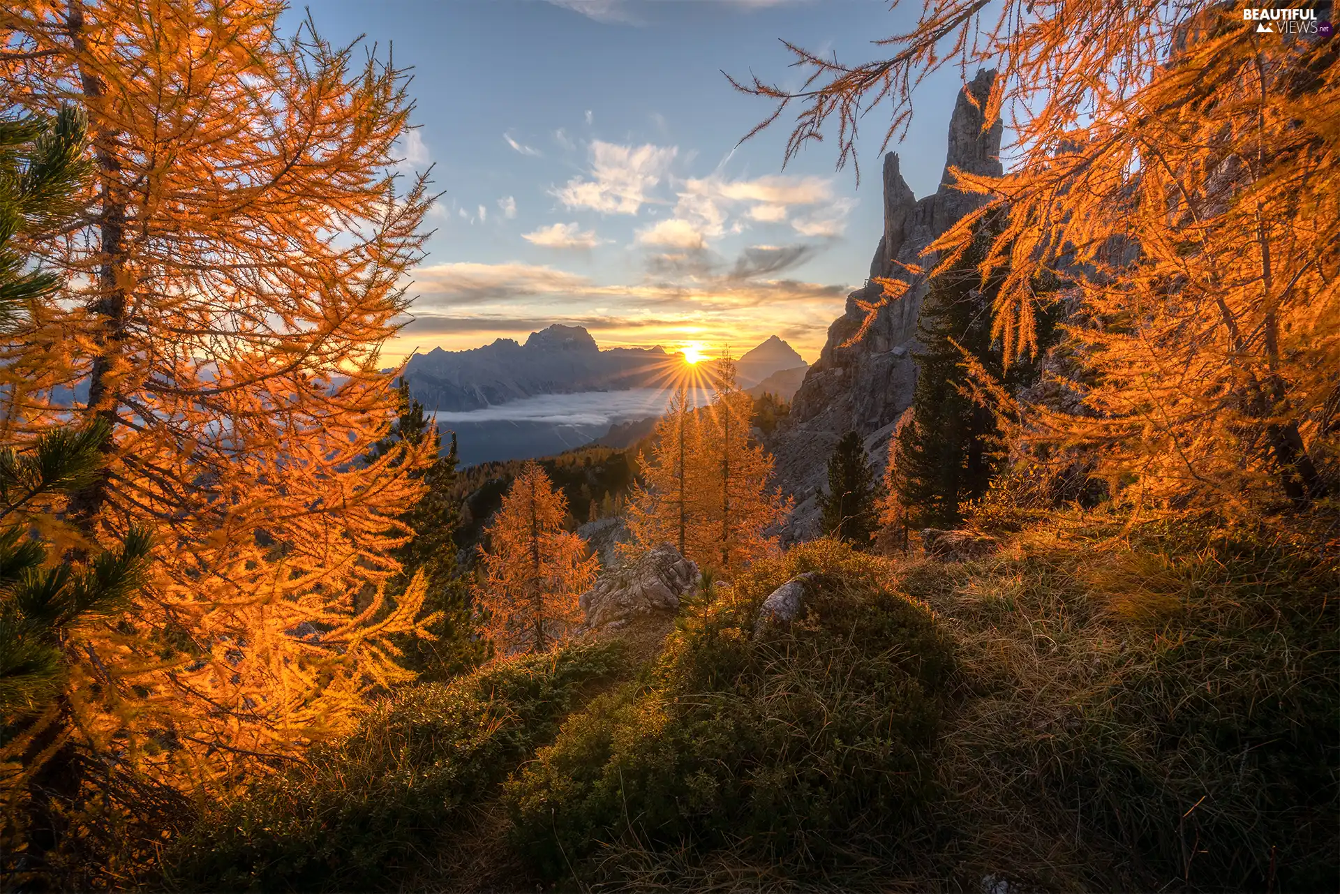 viewes, Mountains, Dolomites, trees, autumn, rays of the Sun, Italy