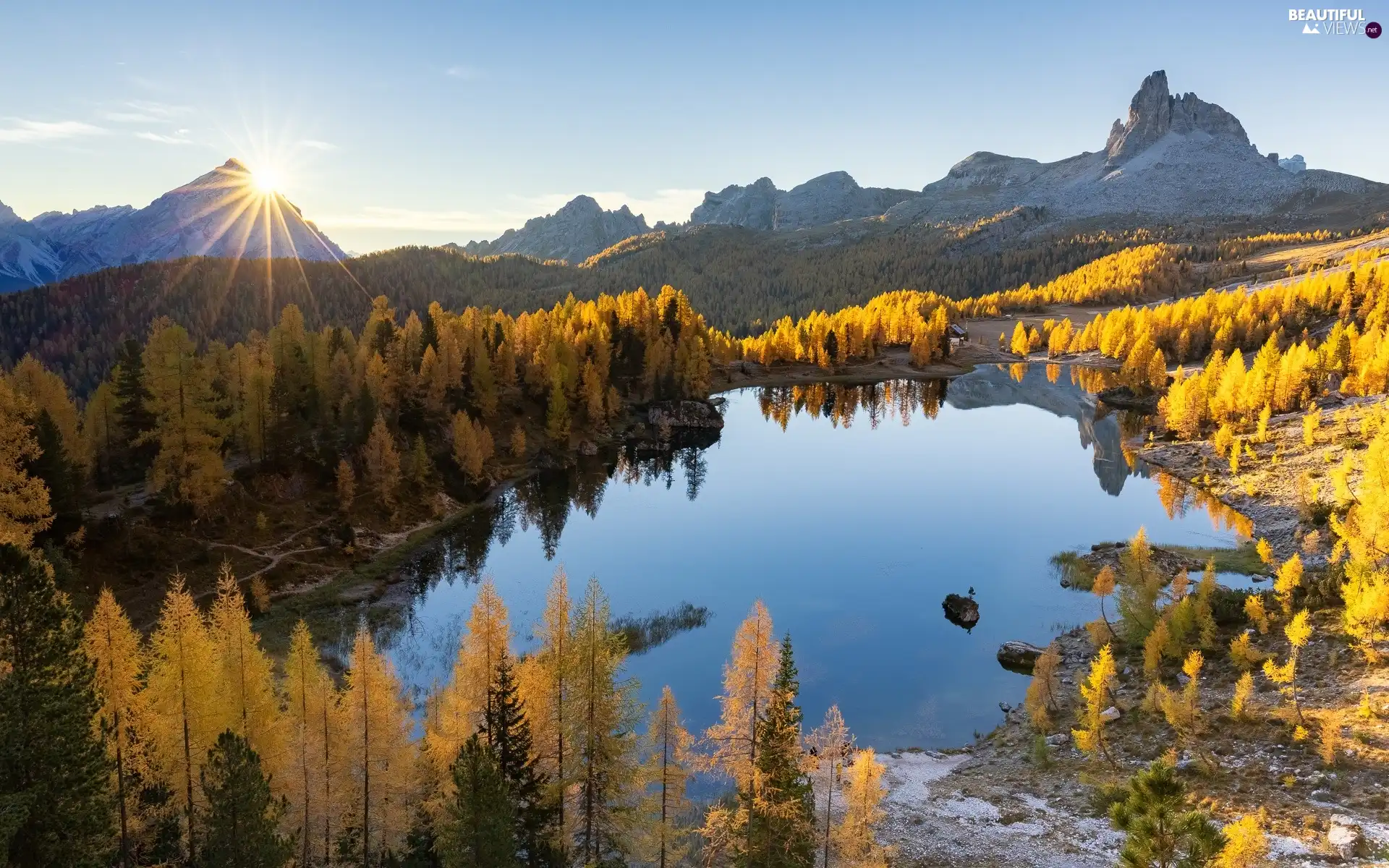 viewes, lake, autumn, trees, Mountains, woods, rays of the Sun