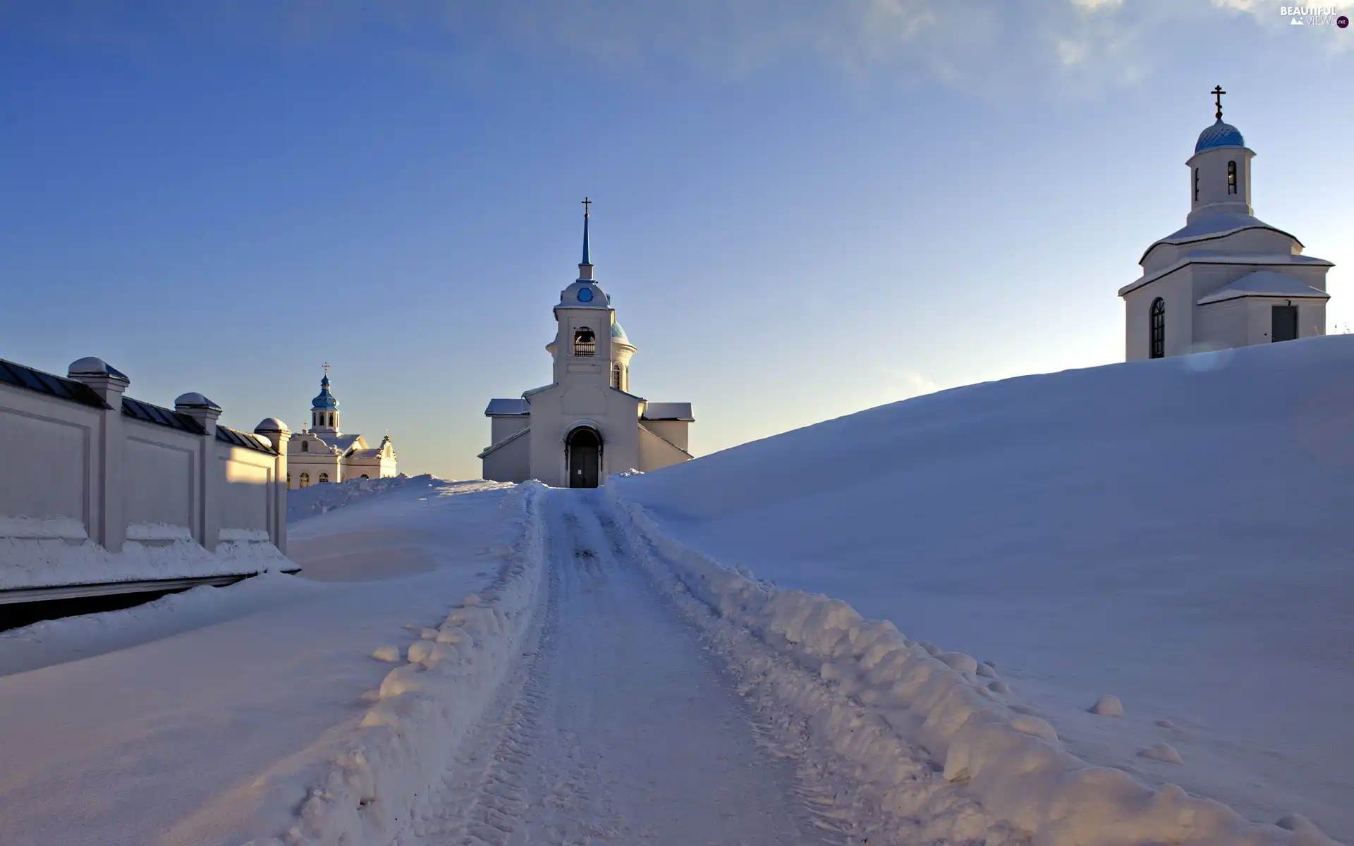 Church, cleared of snow, Way